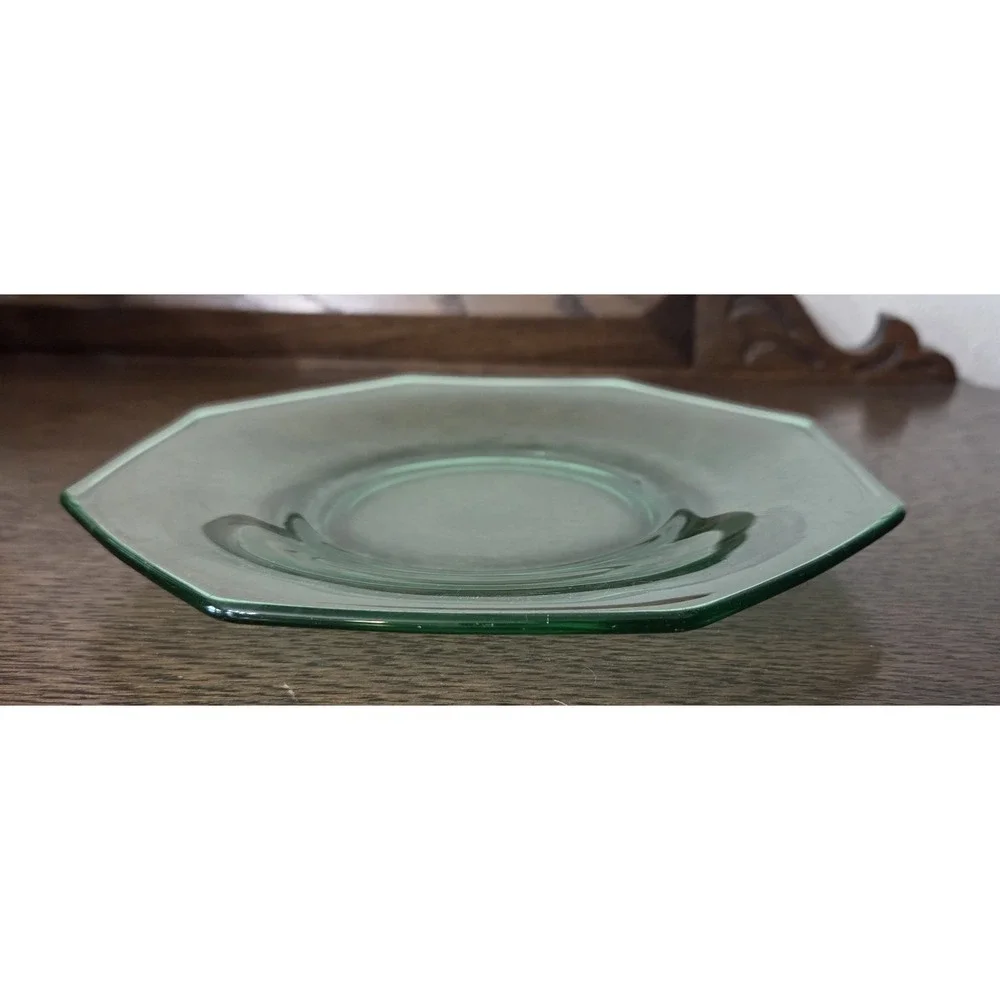 Octagon‎ Shaped Lunch Dinner Plate Green Uranium Vaseline Glow 7.75